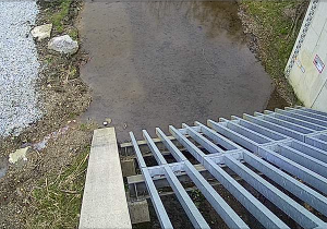 Überblick über eine überschwemmte Fläche mit Treppen und Uferbefestigung.